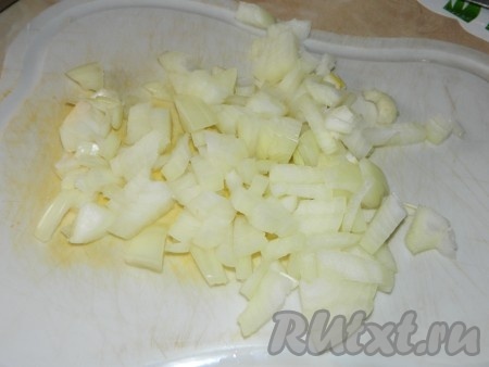 Мелко порезать лук.