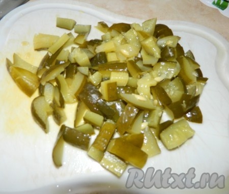 Нарезать солёные огурцы. Добавить в суп.