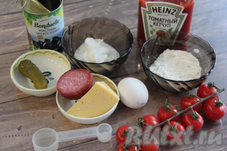 Подготовить продукты для приготовления ленивой пиццы на сметане на сковороде.