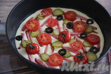 Затем выложить помидоры и маслины.&nbsp;