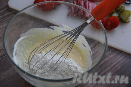 Перемешать сметану с яйцами венчиком, затем всыпать муку и соль.