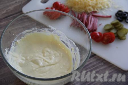 Перемешать тесто венчиком, оно получится не густое.