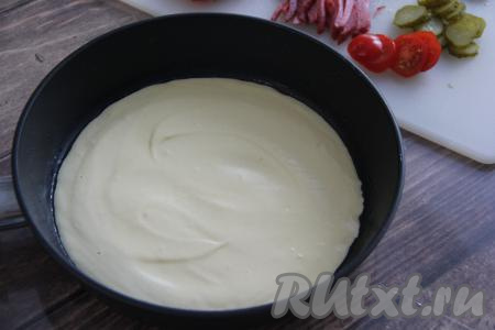 Сковороду (я готовила на сковороде диаметром 22 см) смазать тонким слоем растительного масла. Выложить тесто в сковороду и аккуратно его разровнять. 