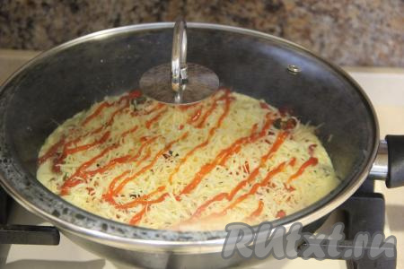 Накрыть сковороду крышкой и поставить на огонь чуть ниже среднего.