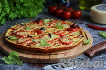 Обязательно испеките на сковороде такую ленивую пиццу, ведь тесто на сметане здесь очень удачное, а с начинками можно экспериментировать, подбирая их на свой вкус.