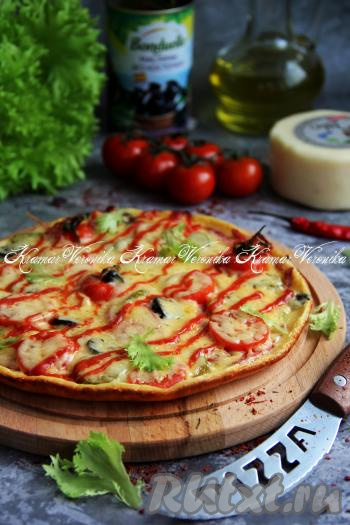 Выпекать ленивую пиццу на сковороде, примерно, 10 минут. Крышку не открывать во время приготовления. Готовую сытную, нежную пиццу аккуратно переложить со сковороды на тарелку и подать к столу.