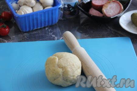 А затем вымесить его в течение 5 минут руками, тесто станет пластичным и однородным.