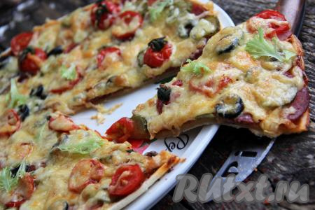 Домашняя пицца на бездрожжевом тесте готова, тесто у неё - эластичное и приятное на вкус, сырная корочка покрывает сытную начинку-ассорти. Кушать такую пиццу одно удовольствие!