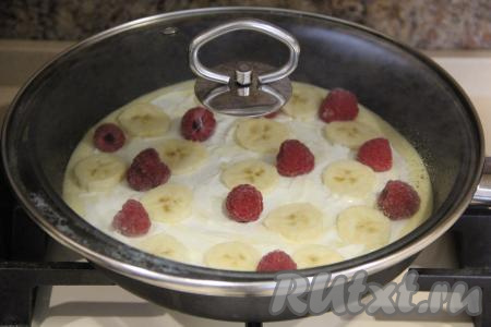 Поставить сковороду с пиццей с творогом и фруктами на небольшой огонь. Накрыть сковороду крышкой. Готовить сладкую пиццу, примерно, 10-15 минут.&nbsp;