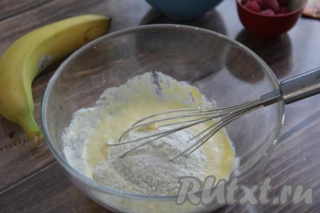 В яично-сметанную смесь добавить муку и соль, снова перемешать.&nbsp;