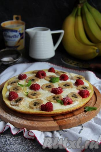 Готовую пиццу переложить на тарелку и подать к столу.&nbsp;