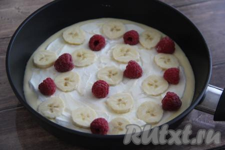 Затем выложить ягоды.&nbsp;