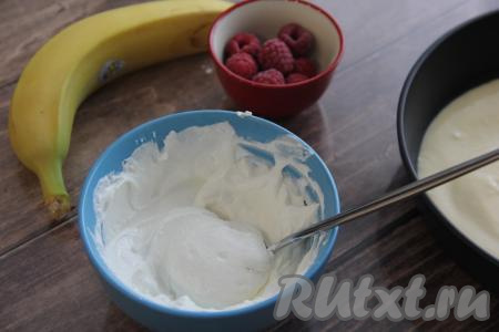 Теперь займёмся начинкой, для этого нужно соединить творог, сахарную пудру и ванилин, перемешать венчиком.