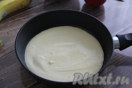 Сковороду (я готовила на сковороде диаметром 22 см) смазать маслом. Выложить тесто и разровнять.&nbsp;