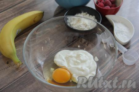 Вначале замесим тесто для нашей сладкой пиццы, для этого в миску нужно выложить яйцо и сметану, перемешать венчиком.&nbsp;