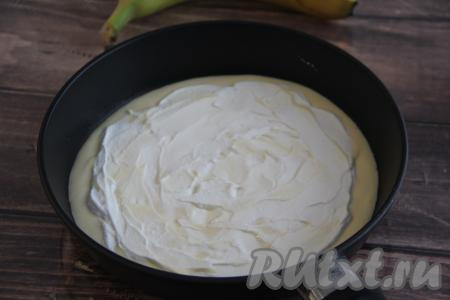 Тонким слоем выложить творожную начинку поверх теста, не доходя до краёв теста.