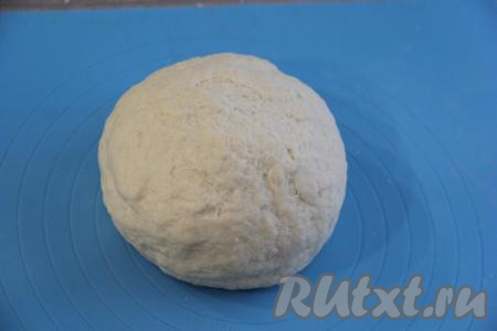 Вначале тесто нужно замешивать столовой ложкой, а затем как следует вымесить руками. Тесто должно получиться мягким, нежным. Завернуть его в плёнку и дать отдохнуть 1 час при комнатной температуре.