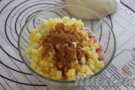 К фаршу с картошкой и луком добавить соль и специи по вкусу, можно влить 1-2 столовых ложек холодной воды, чтобы начинка дала сок, хорошо перемешать и начинка для мантов готова.