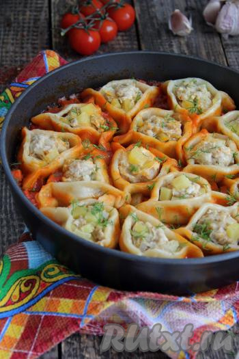 Аппетитные, очень вкусные манты вместе с овощной подушкой, на которой они готовились на сковороде, подать к столу в горячем виде.