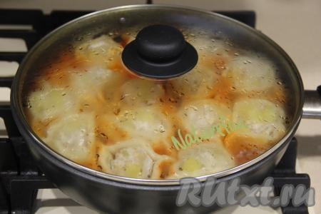 Поставить сковороду на огонь, дождаться, когда овощная масса закипит. Накрыть сковороду крышкой и готовить манты на медленном огне 35 минут. Крышку не открывать!