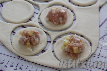 На середину каждого кружка теста выложить&nbsp;1 столовую ложку начинки и сформировать манты любой формы. Я сделала небольшие манты треугольной формы с тремя защипами.