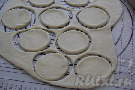 По прошествии часа начинаем формировать манты, для этого на присыпанной мукой поверхности нужно тесто раскатать в пласт толщиной 2-3 мм и сделать круглые заготовки стаканом (или круглой вырубкой).