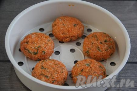 Сформировать котлеты (я сформировала 5 морковных котлет) и выложить их на поддон мультиварки для варки на пару.&nbsp;
