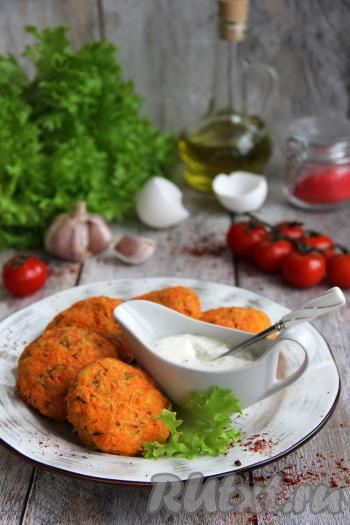 Переложить вкусные, яркие морковные котлеты из чаши мультиварки на тарелку и подать к столу, дополнив сметанкой или любимым соусом.