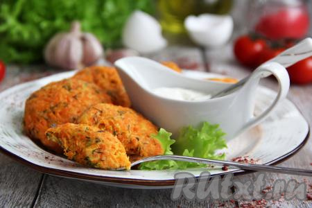 Посмотрите, какими нежные внутри получились морковные паровые котлетки.