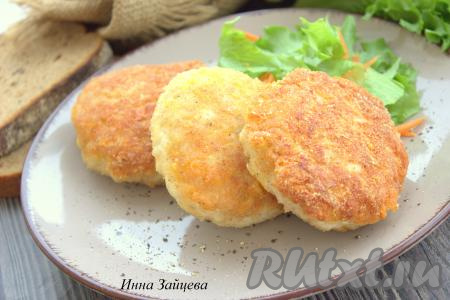 Невероятно вкусные, сочные, нежнейшие котлеты, приготовленные из рубленного мяса курицы с сыром на сковороде, подавайте на стол в горячем виде, дополнив салатом из свежих овощей или гарниром.