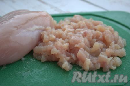 Мясо курицы (я взяла куриное филе) промыть водой, обсушить, а затем нарезать его на кусочки размером, примерно, 1 сантиметр на 1 сантиметр.