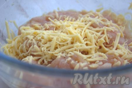 Сюда же выложить натёртый на крупной тёрке сыр.