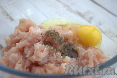 Нарезанное куриное мясо переложить в миску, посолить, добавить яйцо, сдобрить специями по вкусу (я приправила чёрным молотым перцем).