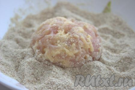 Из подготовленного фарша мокрыми руками сформировать котлеты желаемой формы и размера (я сформировала 7 котлет). Далее обвалять сформированные котлетки со всех сторон в панировочных сухарях (или в муке).