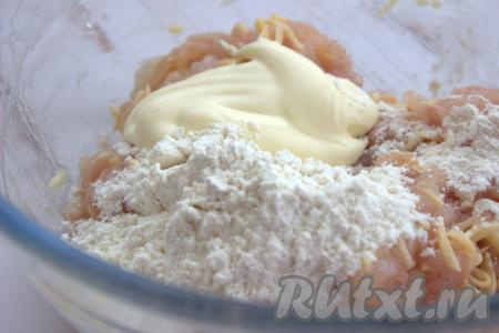 Затем добавить муку и майонез, хорошо вымесить получившийся фарш.