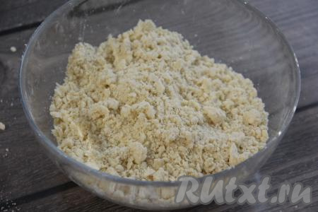 Перетереть руками масло с сухими ингредиентами до получения мелкой крошки.&nbsp;