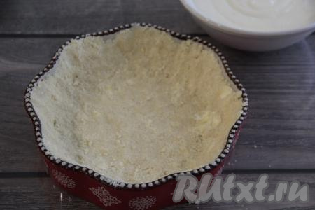 Выложить большую часть крошки в форму для выпечки (я выпекала в форме диаметром 19 см) и утрамбовать, сформировав бортики. Часть крошки оставить для верхней посыпки.