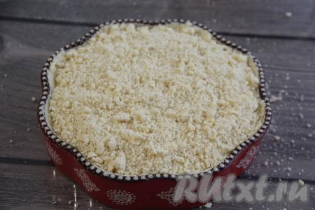 Оставшейся крошкой присыпать творожную начинку.&nbsp;Выпекать пирог "Посыпушка" в разогретой духовке минут 40 (до подрумянивания) при температуре 180 градусов.