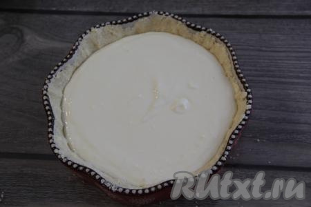 Пробить творожную массу до однородности погружным блендером и переложить в форму поверх крошки.&nbsp;