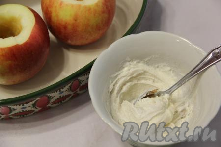 Тщательно перемешать творожный сыр с корицей и сахаром. Вот и всё, начинка для фарширования яблок готова. 