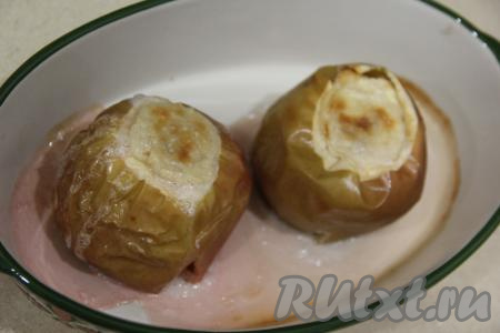 Поставить форму с яблоками, фаршированными творожным сыром, в разогретую духовку и запекать минут 20-25 при температуре 180 градусов. Запечённые яблоки должны стать достаточно мягкими, но при этом они не должны развалиться.