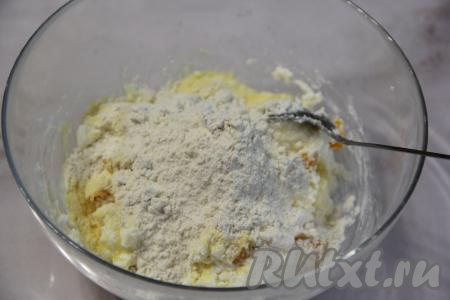 Затем в несколько приёмов ввести муку. Количество добавляемой муки зависит от консистенции творога и сочности мандаринов. Я использовала 90 грамм муки. Масса должна получиться немного липнущая к рукам.