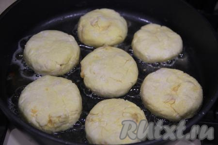 В сковороду налить растительное масло и хорошо его разогреть. Выложить сырники в горячую сковородку.
