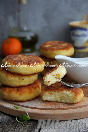 Готовые сырники переложить на тарелку и подать к столу. Очень вкусные и ароматные сырники с мандаринами получились.