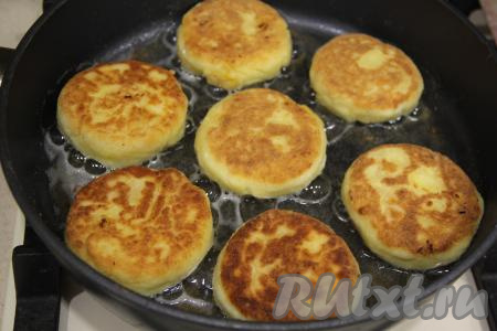 Жарить сырники с двух сторон до золотистой корочки на среднем огне.
