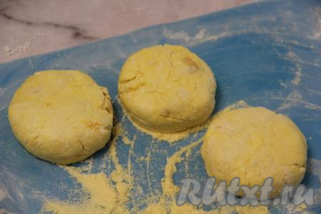 Из полученной массы сформировать влажными руками сырники (у меня получилось 7 сырничков), обвалять их в муке. Я обваляла сырники в кукурузной муке, но можно взять и пшеничную.