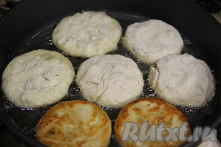 В сковороду, прогретую с растительным маслом, выложить сырники с киви и жарить их с двух сторон на среднем огне до золотистого цвета.&nbsp;