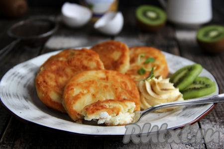 В этих сырничках идеально сочетаются тонкая корочка и нежная сердцевинка.