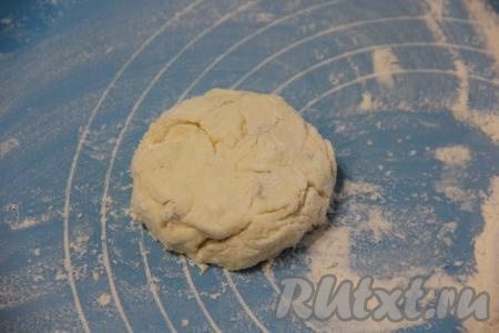 Из творожной массы руками, смоченными водой, сформировать сырники и обвалять их со всех сторон в муке. У меня получилось 7 сырников с киви.