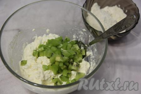 Киви почистить, нарезать на средние кубики и добавить в творожную массу.